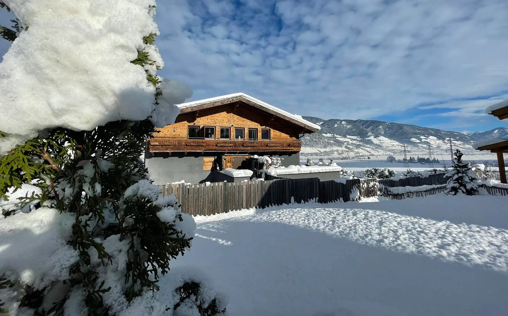 DogMountainInn en het besneeuwde berglandschap in de winter