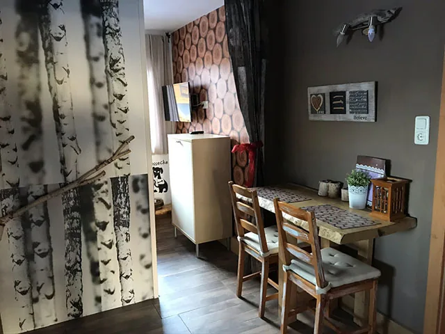 Eethoek met een behang van berkenbomen
