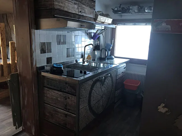 Keuken met houten kastjes