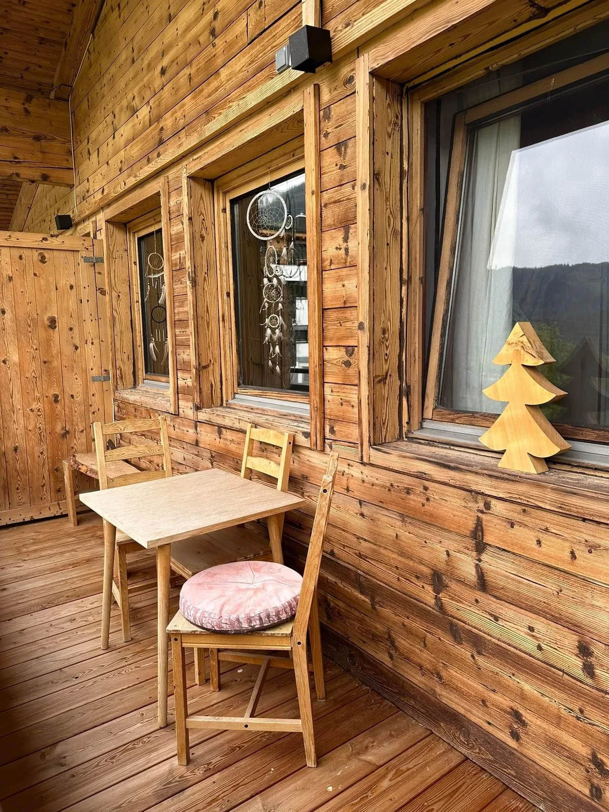 Balkon met tafel en stoelen