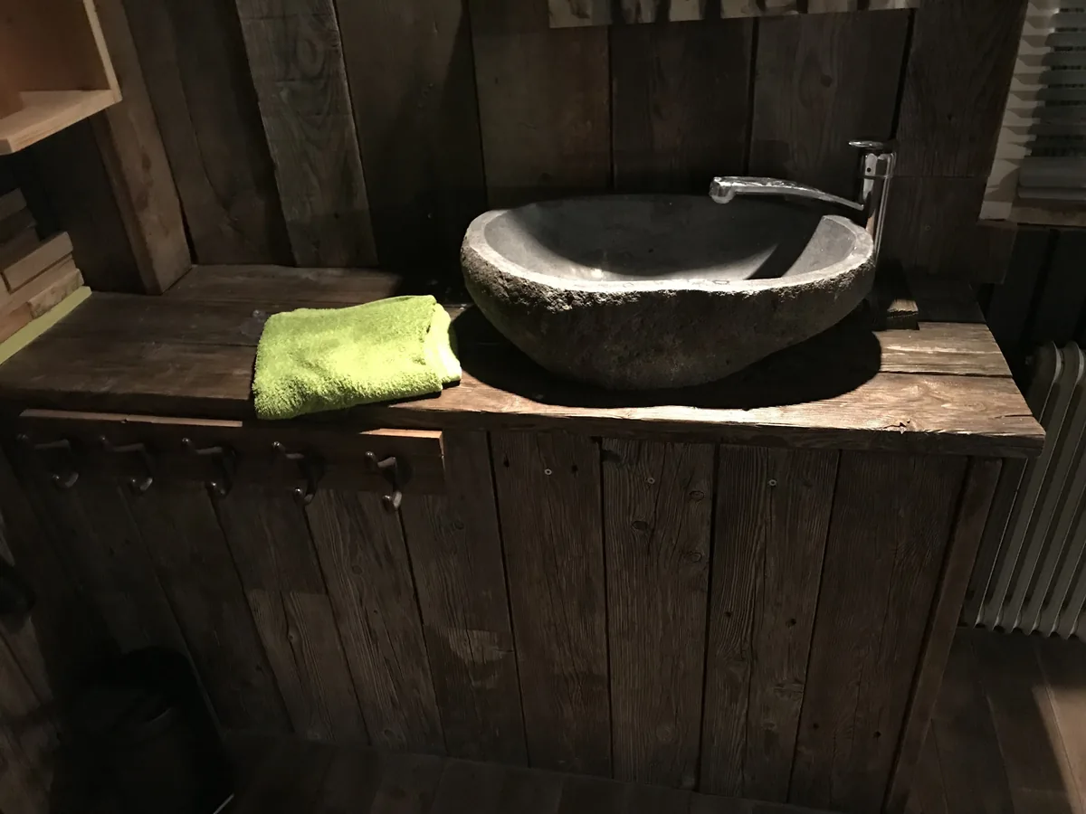 Stenen wasbak op een houten kastje